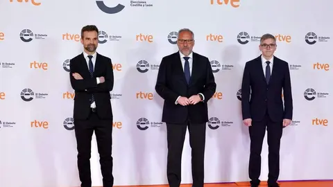 El candidato a la Presidencia de la Junta de VOX, Carlos Pollán, a su llegada a las Cortes de Castilla y León para participar en el primer debate de las elecciones autonómicas junto al director del centro territorial de RTVE en Castilla y León Iván Fernández y el director de Informativos de RTVE Jon Aritztimuño. Foto: Miriam Chacón.