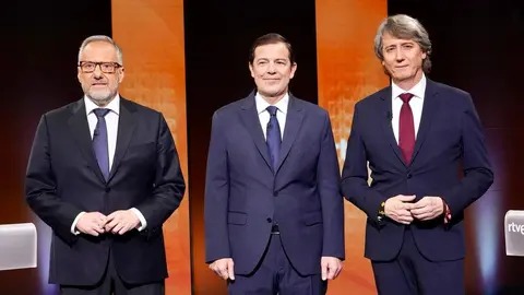 (I a D) Los candidatos a la Presidencia de la Junta Carlos Pollán (Vox); Alfonso Fernández Mañueco (PP) y Carlos Martínez (PSOE) en el primer debate de las elecciones autonómicas. Foto: Miriam Chacón.