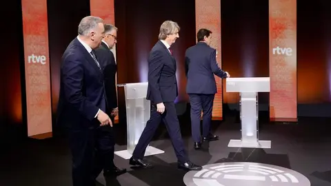 (I a D) Los candidatos a la Presidencia de la Junta Carlos Pollán (Vox); Alfonso Fernández Mañueco (PP) y Carlos Martínez (PSOE) en el primer debate de las elecciones autonómicas. Foto: Miriam Chacón.