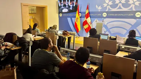 Los medios acreditados siguen el primer debate de las elecciones autonómicas desde la sala de prensa. Foto: Miriam Chacón.