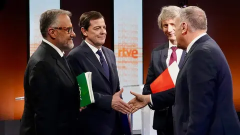 Los candidatos a la Presidencia de la Junta Carlos Pollán (Vox); Alfonso Fernández Mañueco (PP) y Carlos Martínez (PSOE) en el primer debate de las elecciones autonómicas junto al periodista Xabier Fortés al término del debate. Foto: Miriam Chacón.