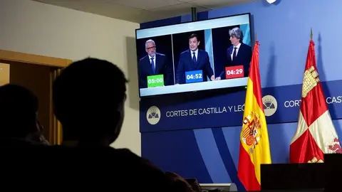 Los medios acreditados siguen el primer debate de las elecciones autonómicas desde la sala de prensa. Foto: Miriam Chacón.