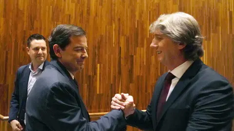 El candidato popular Alfonso Fernández Mañueco y el socialista Carlos Martinez se saludan al término del debate. Foto: Miriam Chacón.