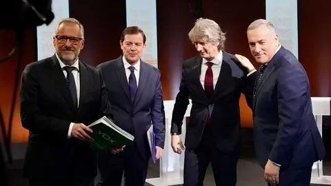 Los candidatos a la Presidencia de la Junta Carlos Pollán (Vox); Alfonso Fernández Mañueco (PP) y Carlos Martínez (PSOE) en el primer debate de las elecciones autonómicas junto al periodista Xabier Fortés. Foto: Miriam Chacón.