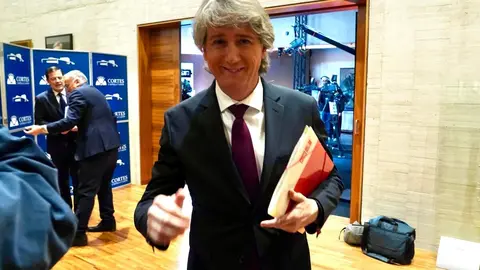 El candidato a la Presidencia de la Junta del PSOE; Carlos Martínez, al término del debate. Foto: Miriam Chacón.