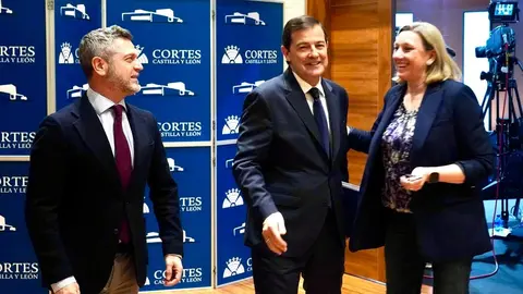 El candidato a la Presidencia de la Junta del Partido Popular, Alfonso Fernández Mañueco, junto a Isabel Blanco al término del debate. Foto: Miriam Chacón.