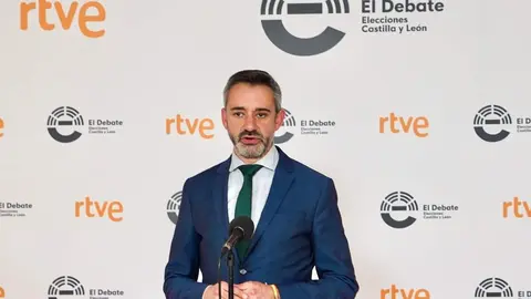 El portavoz parlamentario de Vox David Hierro valora el debate. Foto: Miriam Chacón.