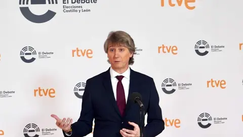 El candidato socialista a la Presidencia Carlos Martínez ante los medios al término del debate. Foto: Miriam Chacón.