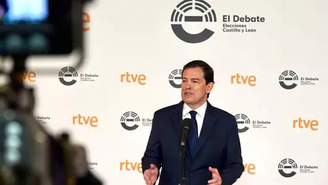 El candidato a la Presidencia de la Junta del Partido Popular, Alfonso Fernández Mañueco, ante los medios después del debate. Foto: Miriam Chacón.