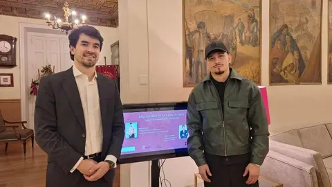 La sede de la Casa de León en Madrid acogió en la tarde del 5 de marzo una nueva sesión del ciclo Encuentros en la Casa de León, iniciativa impulsada por su presidente, Diego San Martín. El protagonista de la jornada fue el boxeador leonés Antonio Barrul, quien mantuvo un diálogo con socios y asistentes para repasar su trayectoria personal y deportiva.