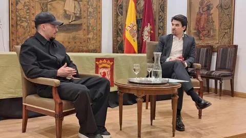 La sede de la Casa de León en Madrid acogió en la tarde del 5 de marzo una nueva sesión del ciclo Encuentros en la Casa de León, iniciativa impulsada por su presidente, Diego San Martín. El protagonista de la jornada fue el boxeador leonés Antonio Barrul, quien mantuvo un diálogo con socios y asistentes para repasar su trayectoria personal y deportiva.