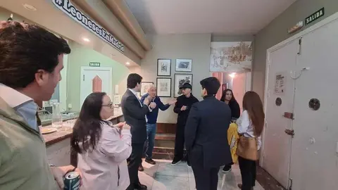 La sede de la Casa de León en Madrid acogió en la tarde del 5 de marzo una nueva sesión del ciclo Encuentros en la Casa de León, iniciativa impulsada por su presidente, Diego San Martín. El protagonista de la jornada fue el boxeador leonés Antonio Barrul, quien mantuvo un diálogo con socios y asistentes para repasar su trayectoria personal y deportiva.