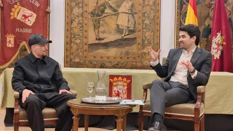 La sede de la Casa de León en Madrid acogió en la tarde del 5 de marzo una nueva sesión del ciclo Encuentros en la Casa de León, iniciativa impulsada por su presidente, Diego San Martín. El protagonista de la jornada fue el boxeador leonés Antonio Barrul, quien mantuvo un diálogo con socios y asistentes para repasar su trayectoria personal y deportiva.