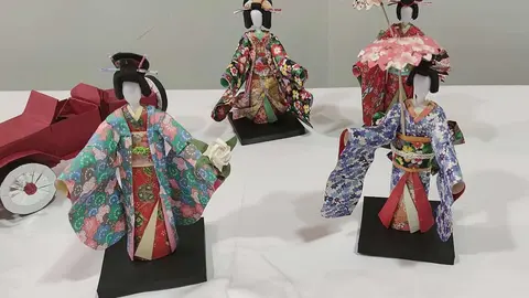 La ciudad de León acoge desde este jueves la vigésimo séptima Convención Internacional organizada por la Asociación Española de Papiroflexia, un encuentro que congrega a cerca de 150 aficionados y especialistas de esta disciplina artística basada en la transformación del papel mediante pliegues.