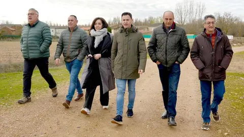 La candidatura del PSOE de León a las Cortes de Castilla y León ha denunciado este viernes los retrasos en la ejecución de las infraestructuras comprometidas en el proceso de modernización de los regadíos del Canal de Villares. Los representantes socialistas visitaron la zona de Huerga de Garaballes para comprobar sobre el terreno las dificultades que, según aseguran, están afectando a los agricultores.