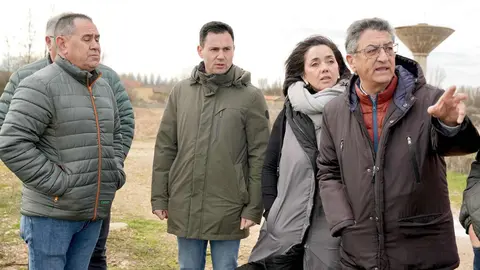 La candidatura del PSOE de León a las Cortes de Castilla y León ha denunciado este viernes los retrasos en la ejecución de las infraestructuras comprometidas en el proceso de modernización de los regadíos del Canal de Villares. Los representantes socialistas visitaron la zona de Huerga de Garaballes para comprobar sobre el terreno las dificultades que, según aseguran, están afectando a los agricultores.