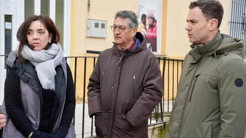 La candidatura del PSOE de León a las Cortes de Castilla y León ha denunciado este viernes los retrasos en la ejecución de las infraestructuras comprometidas en el proceso de modernización de los regadíos del Canal de Villares. Los representantes socialistas visitaron la zona de Huerga de Garaballes para comprobar sobre el terreno las dificultades que, según aseguran, están afectando a los agricultores.