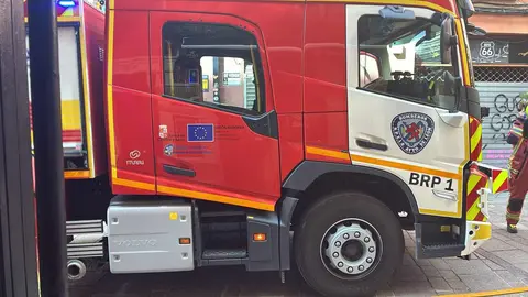 Efectivos de Bomberos León, Policía Local y Policía Nacional se desplazaron este viernes al casco histórico de León tras detectarse un incendio en un piso de la calle Zapaterías, a la altura del número 12. Una mujer recibe atención tras inhalar humo en el casco histórico de León Hasta el lugar se han desplazado numerosos efectivos de Emergencias.