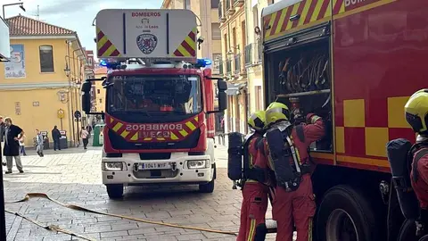Efectivos de Bomberos León, Policía Local y Policía Nacional se desplazaron este viernes al casco histórico de León tras detectarse un incendio en un piso de la calle Zapaterías, a la altura del número 12. Una mujer recibe atención tras inhalar humo en el casco histórico de León Hasta el lugar se han desplazado numerosos efectivos de Emergencias.