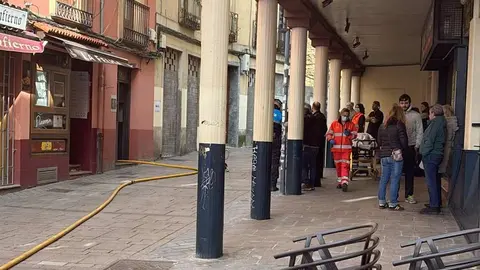 Efectivos de Bomberos León, Policía Local y Policía Nacional se desplazaron este viernes al casco histórico de León tras detectarse un incendio en un piso de la calle Zapaterías, a la altura del número 12. Una mujer recibe atención tras inhalar humo en el casco histórico de León Hasta el lugar se han desplazado numerosos efectivos de Emergencias.
