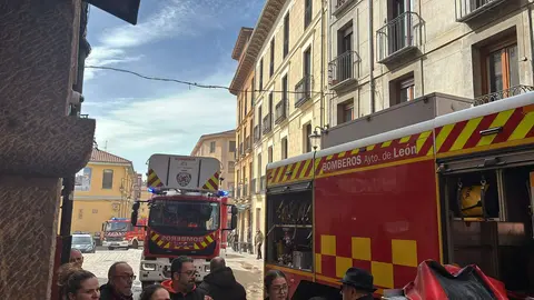Efectivos de Bomberos León, Policía Local y Policía Nacional se desplazaron este viernes al casco histórico de León tras detectarse un incendio en un piso de la calle Zapaterías, a la altura del número 12. Una mujer recibe atención tras inhalar humo en el casco histórico de León Hasta el lugar se han desplazado numerosos efectivos de Emergencias.