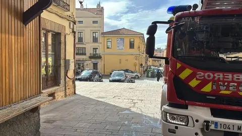 Efectivos de Bomberos León, Policía Local y Policía Nacional se desplazaron este viernes al casco histórico de León tras detectarse un incendio en un piso de la calle Zapaterías, a la altura del número 12. Una mujer recibe atención tras inhalar humo en el casco histórico de León Hasta el lugar se han desplazado numerosos efectivos de Emergencias.