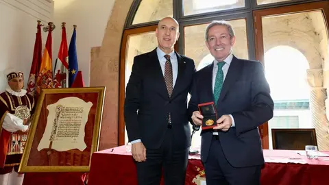 El alcalde de León, José Antonio Diez, preside el acto de entrega de la Medalla de Oro de la Ciudad a la Cámara de Comercio de León. Foto: Campillo.