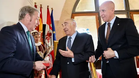 El alcalde de León, José Antonio Diez, preside el acto de entrega de la Medalla de Oro de la Ciudad a la Cámara de Comercio de León. Foto: Campillo.