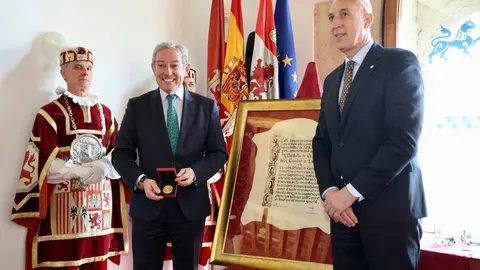 El alcalde de León, José Antonio Diez, preside el acto de entrega de la Medalla de Oro de la Ciudad a la Cámara de Comercio de León. Foto: Campillo.