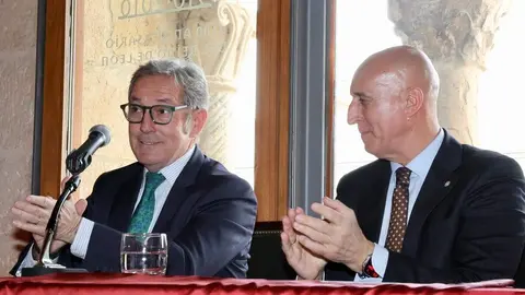 El alcalde de León, José Antonio Diez, preside el acto de entrega de la Medalla de Oro de la Ciudad a la Cámara de Comercio de León. Foto: Campillo.