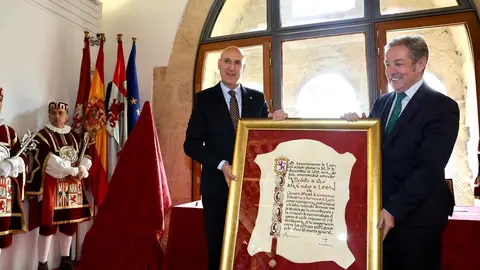 El alcalde de León, José Antonio Diez, preside el acto de entrega de la Medalla de Oro de la Ciudad a la Cámara de Comercio de León. Foto: Campillo.