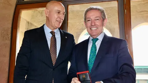 El alcalde de León, José Antonio Diez, preside el acto de entrega de la Medalla de Oro de la Ciudad a la Cámara de Comercio de León. Foto: Campillo.