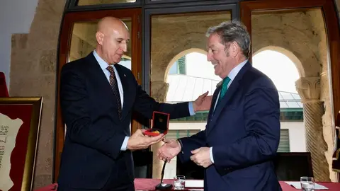 El alcalde de León, José Antonio Diez, preside el acto de entrega de la Medalla de Oro de la Ciudad a la Cámara de Comercio de León. Foto: Campillo.