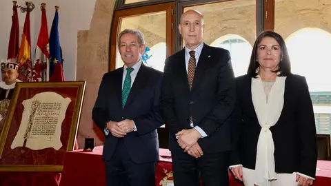 El alcalde de León, José Antonio Diez, preside el acto de entrega de la Medalla de Oro de la Ciudad a la Cámara de Comercio de León. Foto: Campillo.