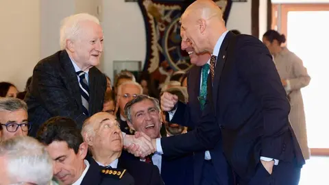 El alcalde de León, José Antonio Diez, preside el acto de entrega de la Medalla de Oro de la Ciudad a la Cámara de Comercio de León. Foto: Campillo.