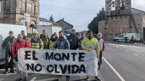 Los trabajadores del operativo de incendios forestales han iniciado este viernes una serie de marchas reivindicativas por territorios arrasados por el fuego el pasado verano en Castilla y León. La primera de estas movilizaciones discurre entre Riello y Fasgar, en la provincia de León, y marca el inicio de un calendario de ocho recorridos que se prolongarán durante las próximas jornadas por diferentes comarcas de la comunidad.