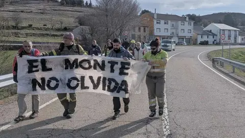 Los trabajadores del operativo de incendios forestales han iniciado este viernes una serie de marchas reivindicativas por territorios arrasados por el fuego el pasado verano en Castilla y León. La primera de estas movilizaciones discurre entre Riello y Fasgar, en la provincia de León, y marca el inicio de un calendario de ocho recorridos que se prolongarán durante las próximas jornadas por diferentes comarcas de la comunidad.