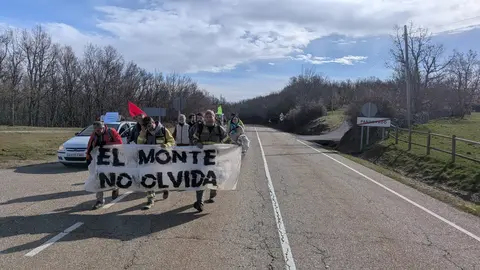 Los trabajadores del operativo de incendios forestales han iniciado este viernes una serie de marchas reivindicativas por territorios arrasados por el fuego el pasado verano en Castilla y León. La primera de estas movilizaciones discurre entre Riello y Fasgar, en la provincia de León, y marca el inicio de un calendario de ocho recorridos que se prolongarán durante las próximas jornadas por diferentes comarcas de la comunidad.