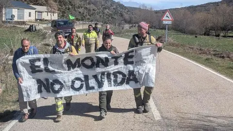 Los trabajadores del operativo de incendios forestales han iniciado este viernes una serie de marchas reivindicativas por territorios arrasados por el fuego el pasado verano en Castilla y León. La primera de estas movilizaciones discurre entre Riello y Fasgar, en la provincia de León, y marca el inicio de un calendario de ocho recorridos que se prolongarán durante las próximas jornadas por diferentes comarcas de la comunidad.
