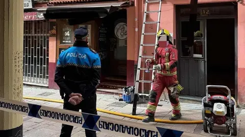 Efectivos de Bomberos León, Policía Local y Policía Nacional se desplazaron este viernes al casco histórico de León tras detectarse un incendio en un piso de la calle Zapaterías, a la altura del número 12. Una mujer recibe atención tras inhalar humo en el casco histórico de León Hasta el lugar se han desplazado numerosos efectivos de Emergencias.