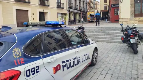 Efectivos de Bomberos León, Policía Local y Policía Nacional se desplazaron este viernes al casco histórico de León tras detectarse un incendio en un piso de la calle Zapaterías, a la altura del número 12. Una mujer recibe atención tras inhalar humo en el casco histórico de León Hasta el lugar se han desplazado numerosos efectivos de Emergencias.