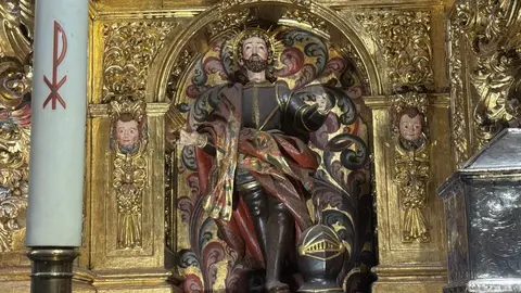 Imágenes del retablo del siglo XVIII del interior de la parroquia de San Marcelo.