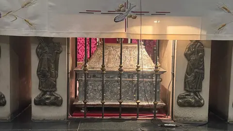 Restos de San Marcelo en el interior de la parroquia.