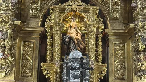 Imágenes del retablo del siglo XVIII del interior de la parroquia de San Marcelo.