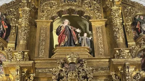 Imágenes del retablo del siglo XVIII del interior de la parroquia de San Marcelo.