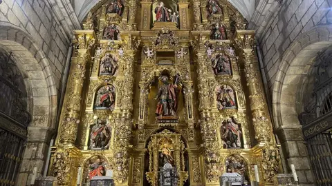Imágenes del retablo del siglo XVIII del interior de la parroquia de San Marcelo.