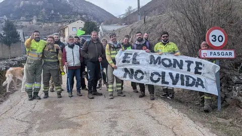 Los trabajadores del operativo de incendios forestales han iniciado este viernes una serie de marchas reivindicativas por territorios arrasados por el fuego el pasado verano en Castilla y León. La primera de estas movilizaciones discurre entre Riello y Fasgar, en la provincia de León, y marca el inicio de un calendario de ocho recorridos que se prolongarán durante las próximas jornadas por diferentes comarcas de la comunidad.