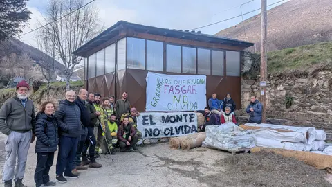 Los trabajadores del operativo de incendios forestales han iniciado este viernes una serie de marchas reivindicativas por territorios arrasados por el fuego el pasado verano en Castilla y León. La primera de estas movilizaciones discurre entre Riello y Fasgar, en la provincia de León, y marca el inicio de un calendario de ocho recorridos que se prolongarán durante las próximas jornadas por diferentes comarcas de la comunidad.