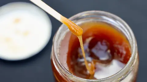 La Unión de Campesinos de León, Ucale Coag celebró este viernes un acto en la capital leonesa para dar visibilidad a al apicultura local y denunciar sospechas de fraude en el sector en el que repartió dos mil bote de miel entre los viandantes. Foto: Campillo