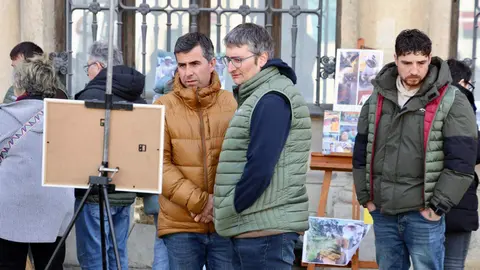 La Unión de Campesinos de León, Ucale Coag celebró este viernes un acto en la capital leonesa para dar visibilidad a al apicultura local y denunciar sospechas de fraude en el sector en el que repartió dos mil bote de miel entre los viandantes. Foto: Campillo